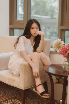 两个男人吮她的花蒂和奶水视频